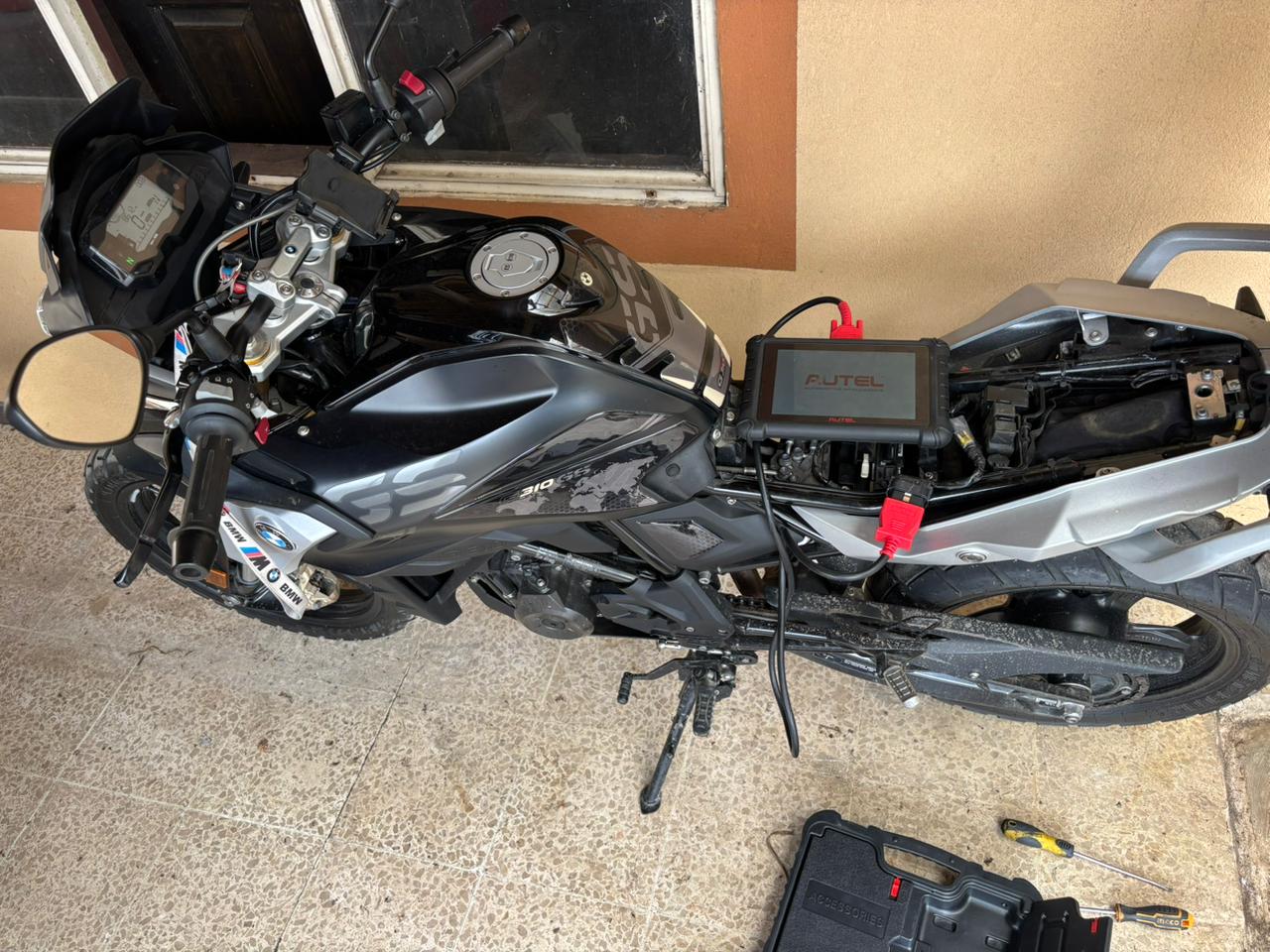 Escáner Autel conectado al sistema eléctrico de una moto BMW G 310 GS