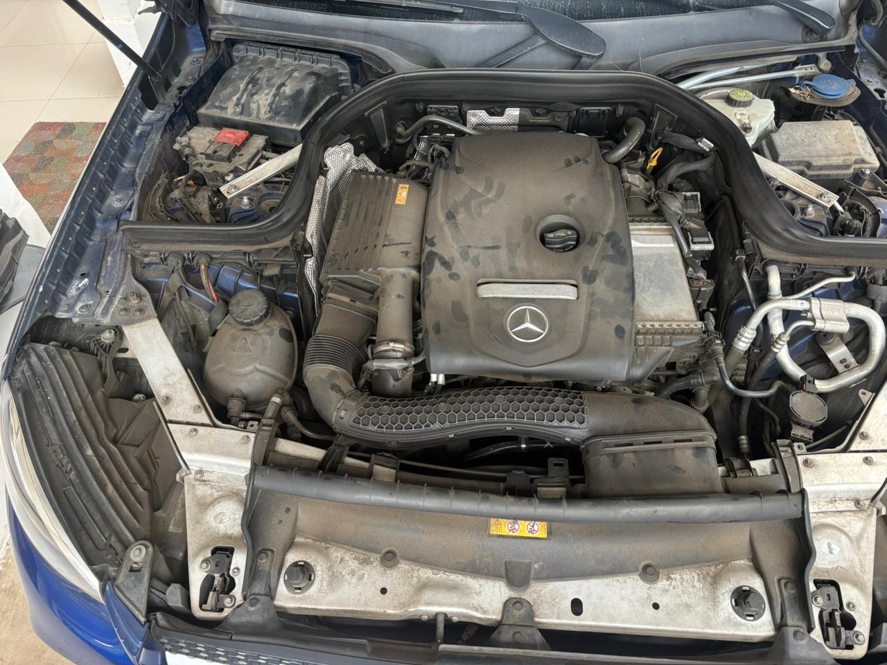 Compartimiento del motor de un Mercedes-Benz abierto durante una revisión