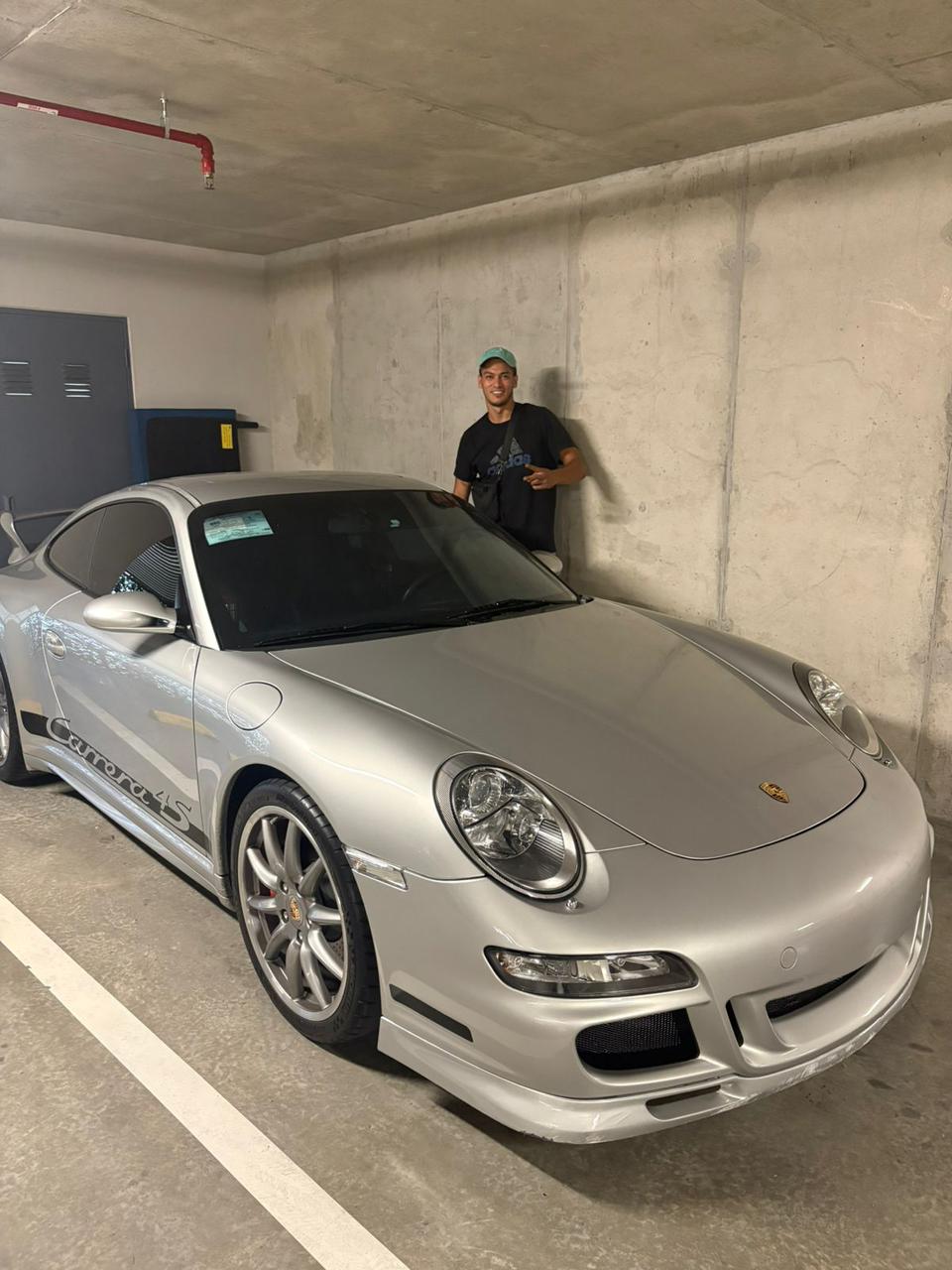 Porsche 911 Carrera 4S plateado listo para entrega después del servicio